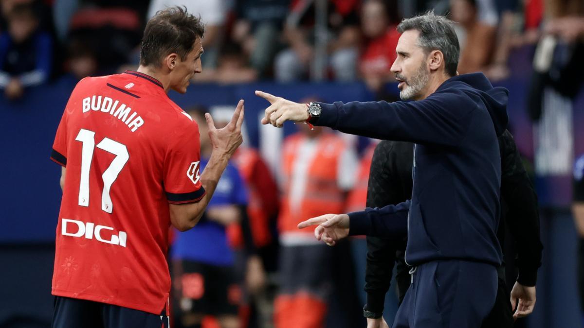 El entrenador de Osasuna Vicente Moreno habla con Ante Budimir