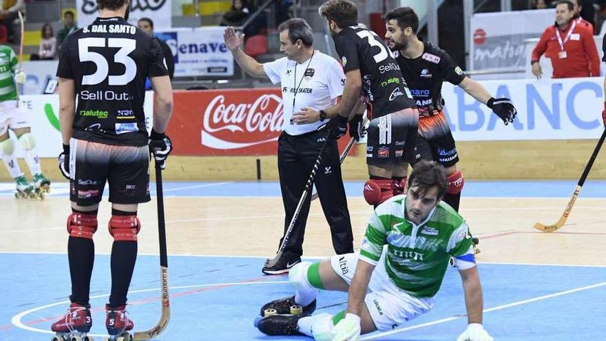 Josep Lamas cae al suelo en el partido que enfrentó al Liceo con el Breganze italiano en el Palacio.