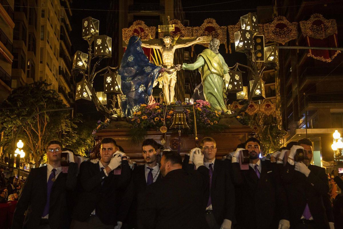 Procesión nocturna de la Hermandad Penitencial Stabat Mater en el Martes Santo de Alicante