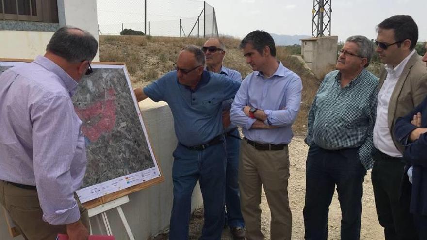 El consejero Del Amor conoció ayer el proyecto de los embalses que tienen los regantes de Abanilla.