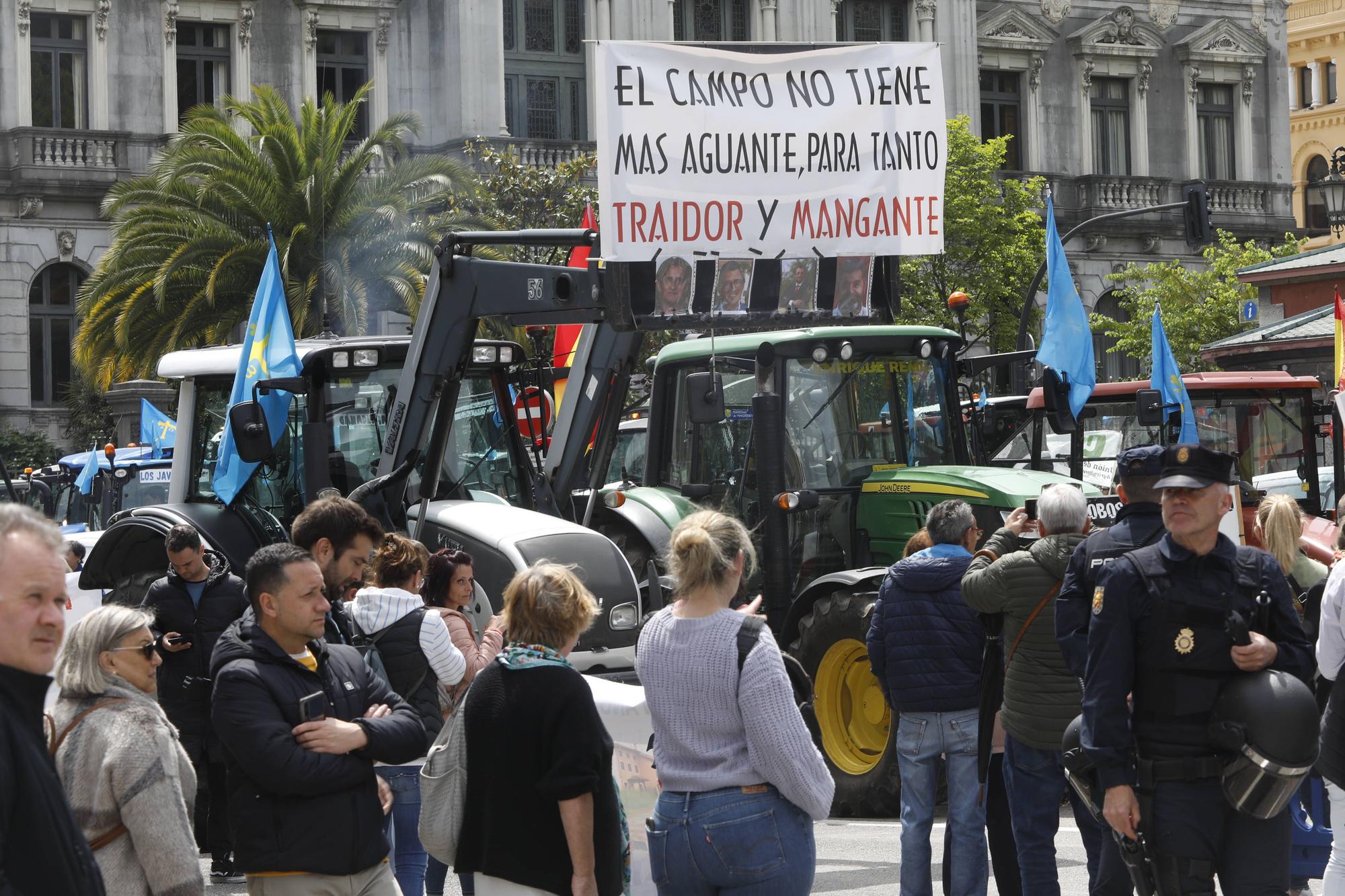 EN IMÁGENES: Así fue la tractorada de protesta del campo asturiano en Oviedo