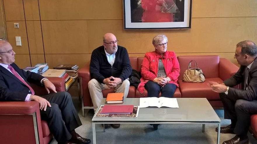 Por la izquierda, José María Pertierra, director general de Infraestructuras; Jaime Menéndez, Carmen Arango y Fernando Lastra, reunidos ayer en Oviedo.
