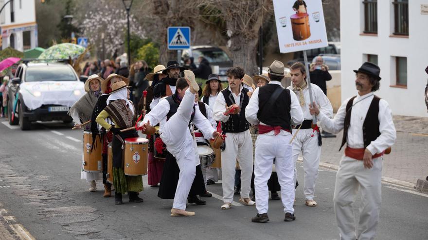 Carnaval en Ibiza: La rúa de Sant Joan crea la fusión de ‘ball pagès’ y batucada