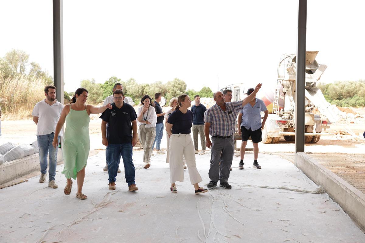 La alcaldesa Francisca Porquer, Miquel Vanrell y la presidenta Marga Prohens, durante una visita en verano a Son Carbó.