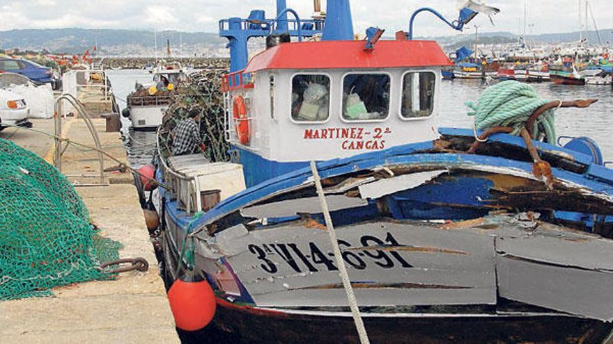 Estado en el que quedó el barco pesquero, ya atracado en el puerto de Cangas. // Gonzalo Núñez