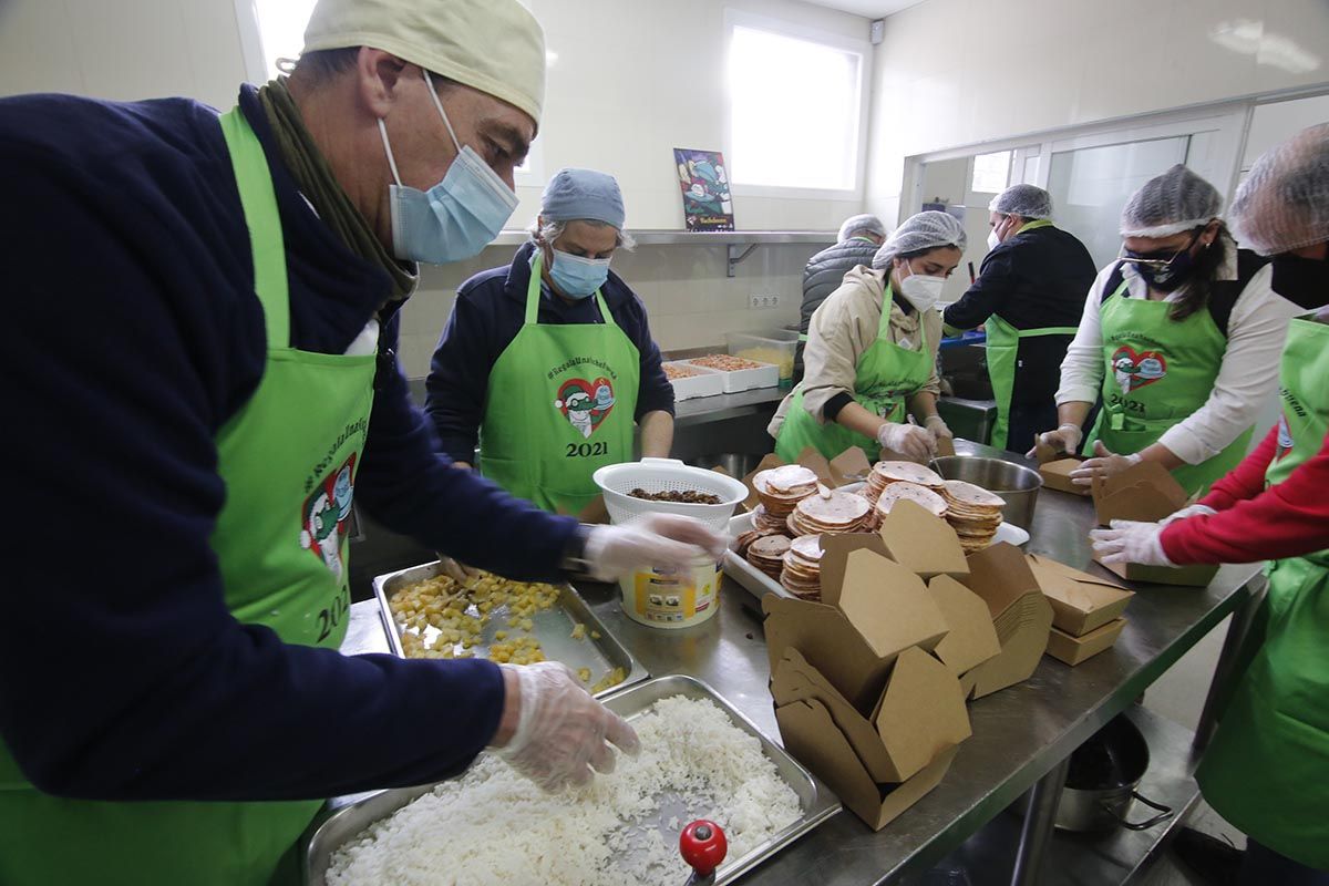 Los Cocinillas CCF cocinan 500 menús solidarios.