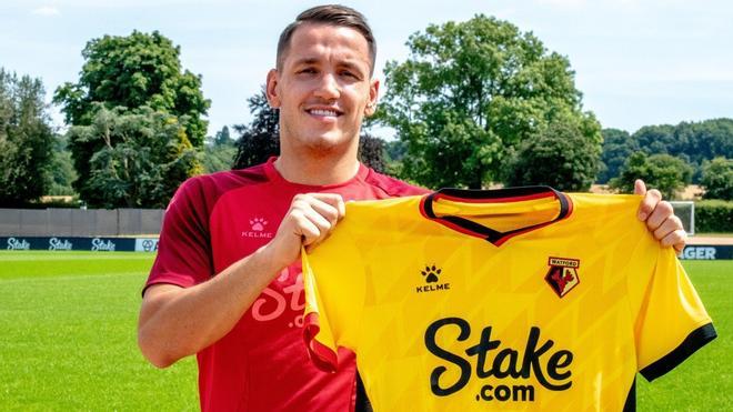 Rey Manaj en su presentación con el Watford, que le rescindió contrato