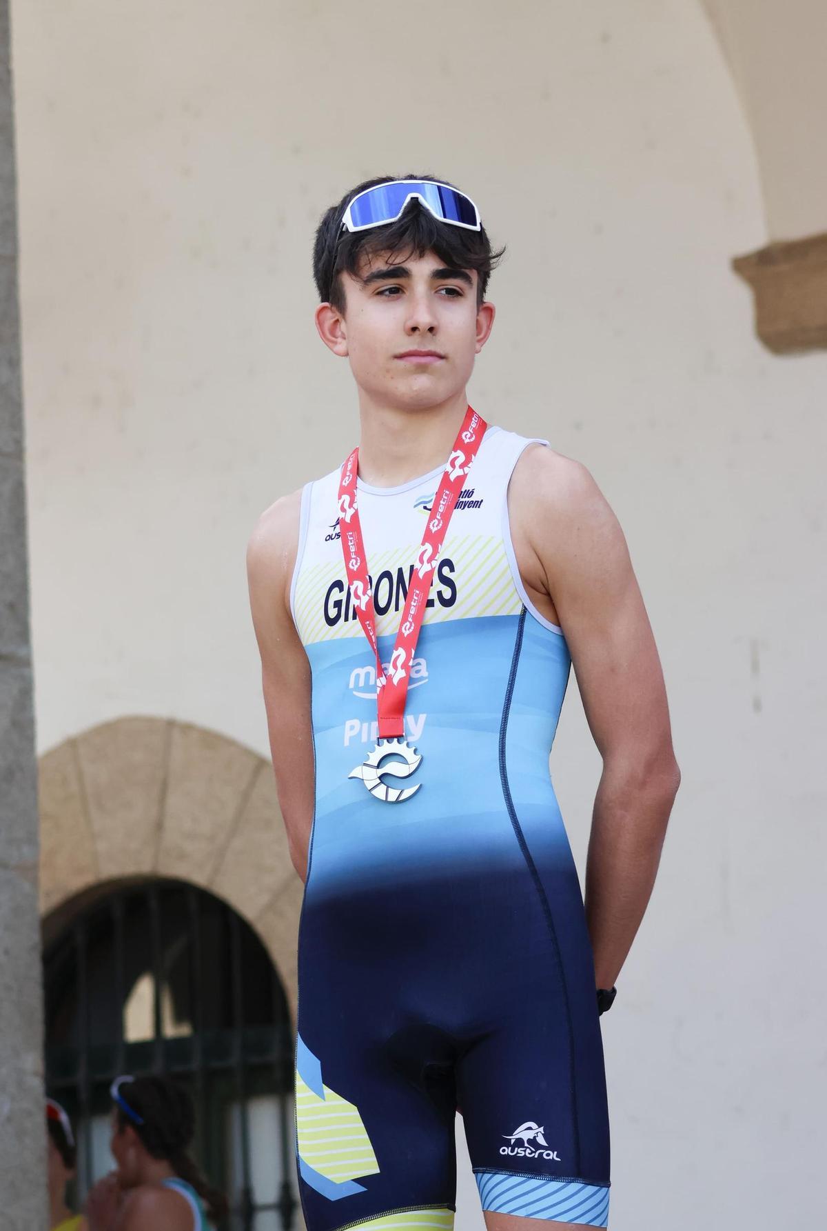 Jaume Gironés, con la medalla de plata, en el podio del Campeonato de España de Duatlón.