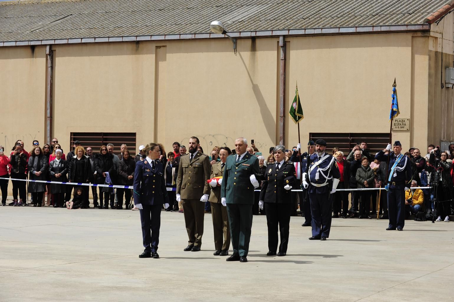 Izado de bandera en Burganes de Valverde