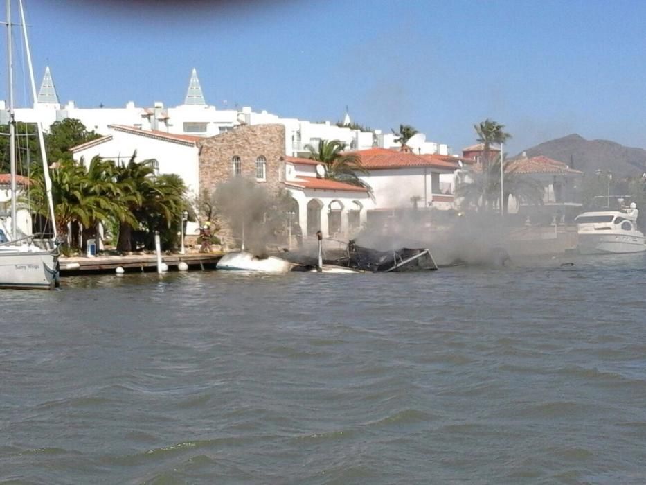 Un foc  crema tres embarcacions a Roses