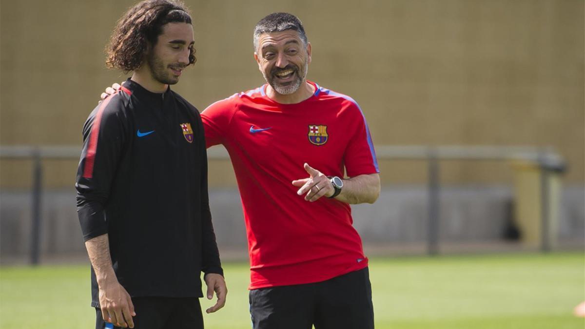 García Pimienta, junto a Marc Cucurella en el Barça B