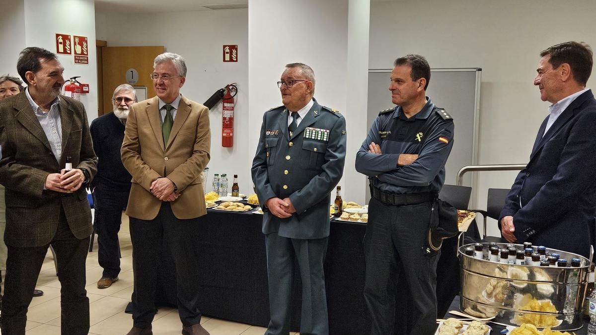 Ángel Morata, en el centro de la imagen,  flanqueado por el coronel José Hernández Mosquera y el presidente de la Audencia, Juan Carlos Cerón, a su izquierda, y el fiscal jefe, Jorge Rabasa y el capitán Luis Ojeda, responsable de la Compañía de Seguridad de Sedes Judiciales a su derecha.