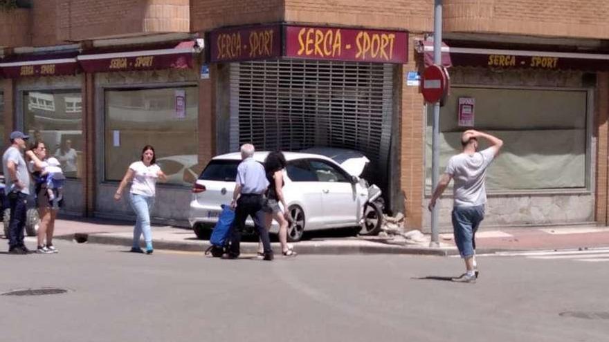 Estampa su coche contra una fachada en Pola de Laviana