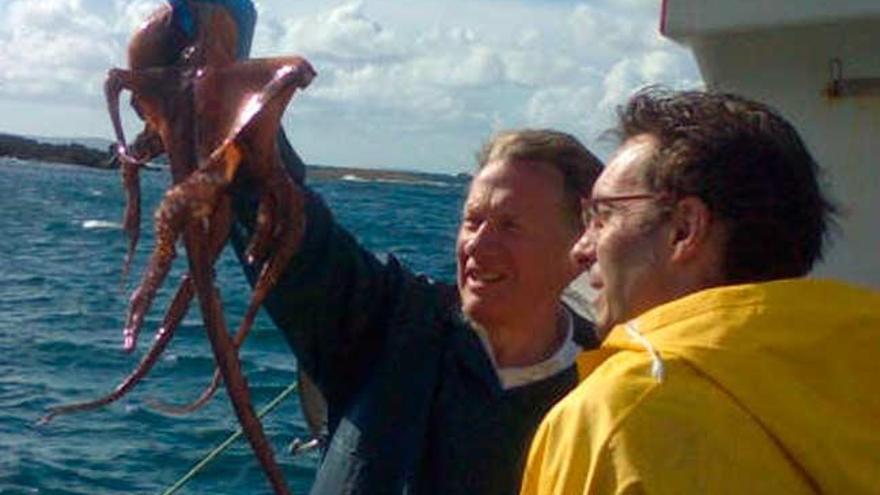 El presentador del documental, Michael Portillo, sostiene un pulpo.