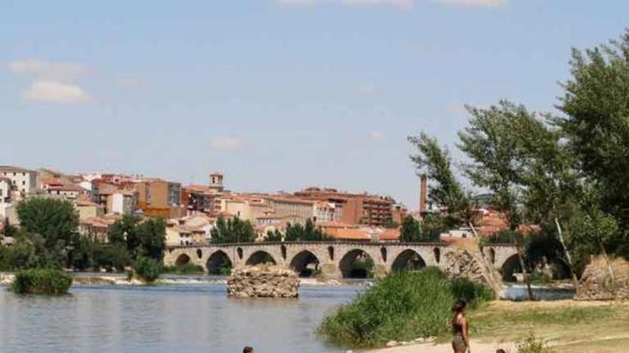 Varios niños disfrutan de la playa de los Pelambres