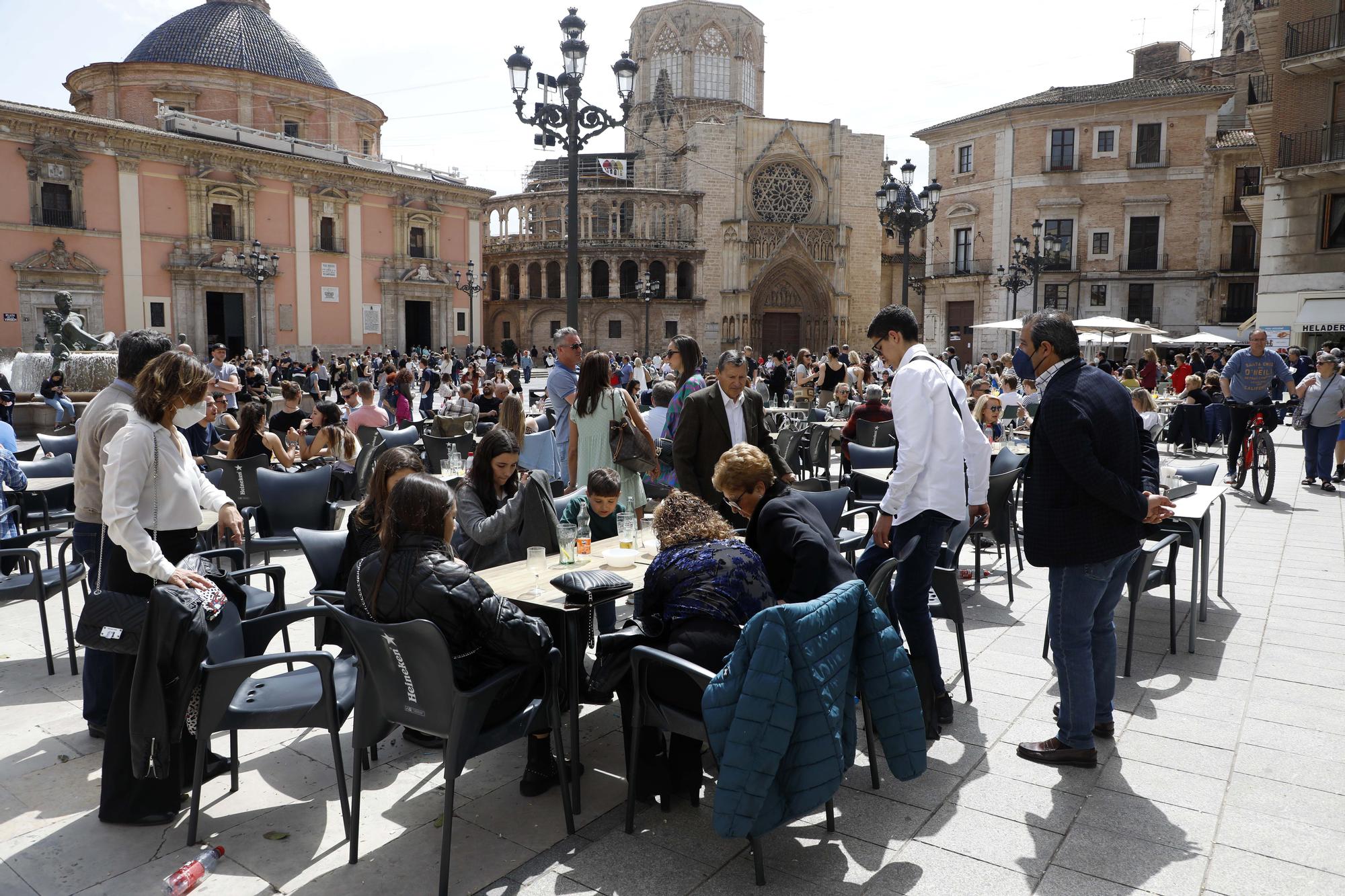 El buen tiempo y las vacaciones sacan a la gente a las calles de València