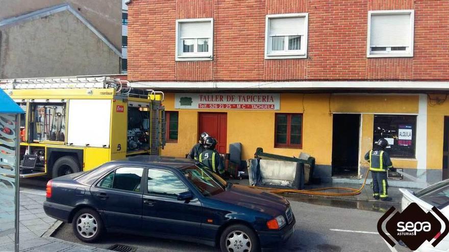 Alarma en Lugones por la humareda causada al arder unos sofás en un bajo cerrado