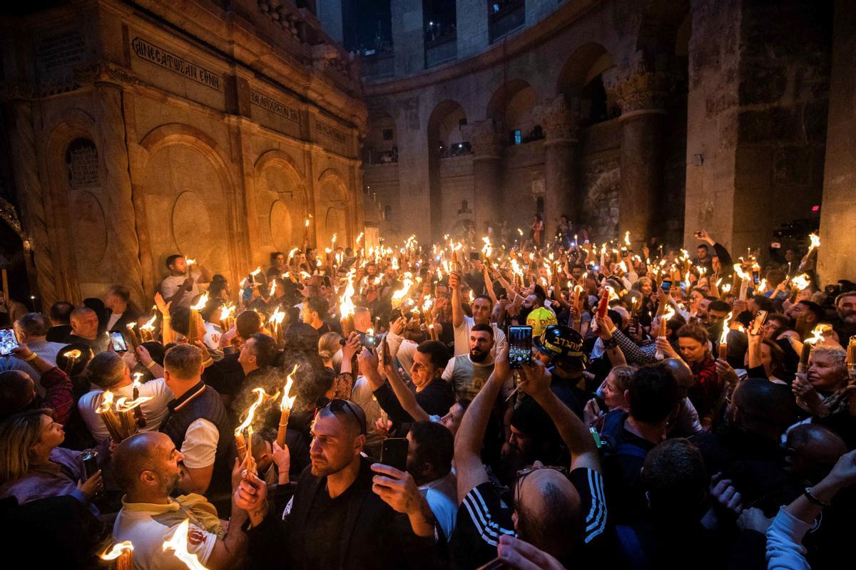 Cristianos ortodoxos celebran “Fuego Sagrado” en Jerusalén. eregrinos cristianos ortodoxos sostienen velas durante la ceremonia del Fuego Sagrado, un día antes de la Pascua ortodoxa, el sábado 15 de abril de 2023 en la Iglesia del Santo Sepulcro en la Ciudad Vieja de Jerusalén, donde muchos cristianos creen que Jesús fue crucificado y enterrado antes de resucitar.