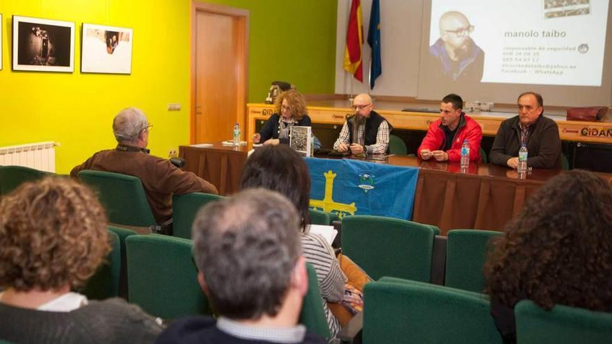 Manolo Taibo, segundo por la izquierda, durante la presentación de su libro.