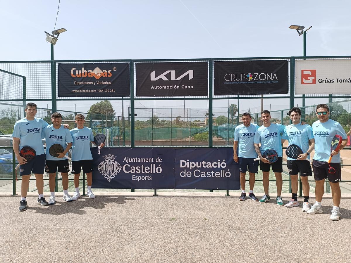 Varias parejas de pádel posan en las instalaciones del club, en el camino Donació de Castelló.