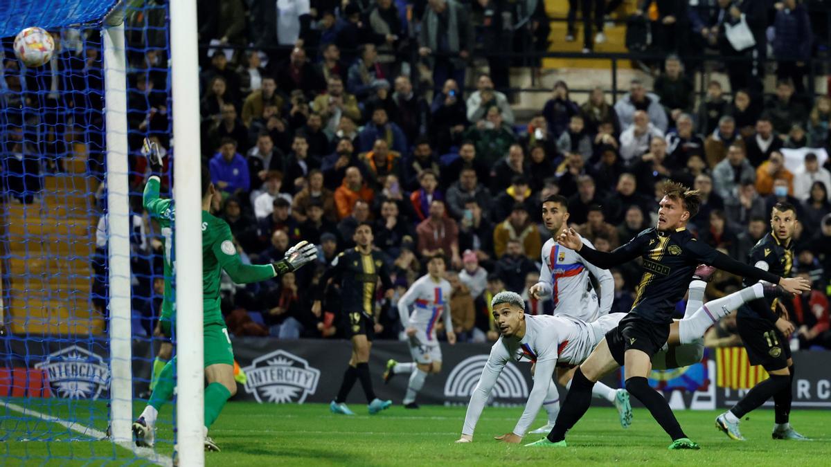 Araujo marca de cabeza el 0-1 a la salida de un córner lanzado por Pablo Torre ante el Intercity en el estadio Rico Pérez de Alicante.