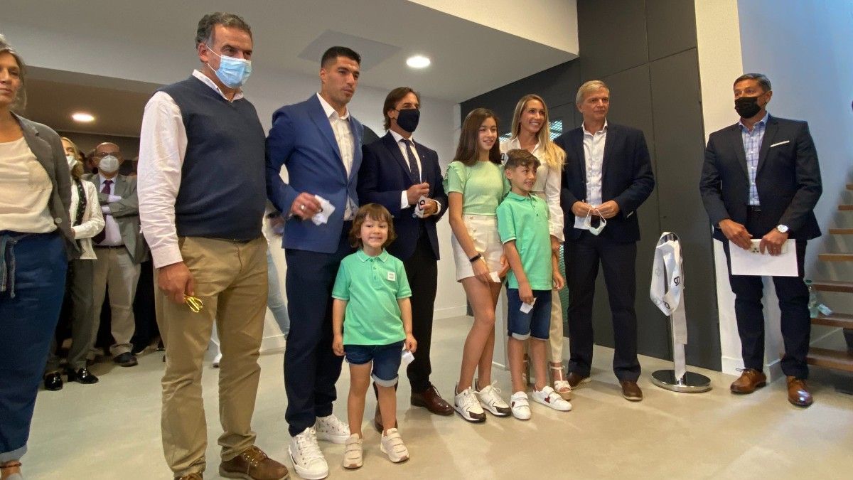 Luis Suarez, juntamente con su familia y el presidente de Uruguay Luis Lacalle Pou