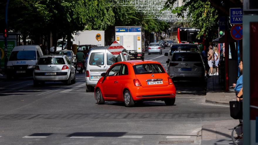 Caos en el tráfico de la Rambla de Alicante: coches por el carril bus y en sentido contrario