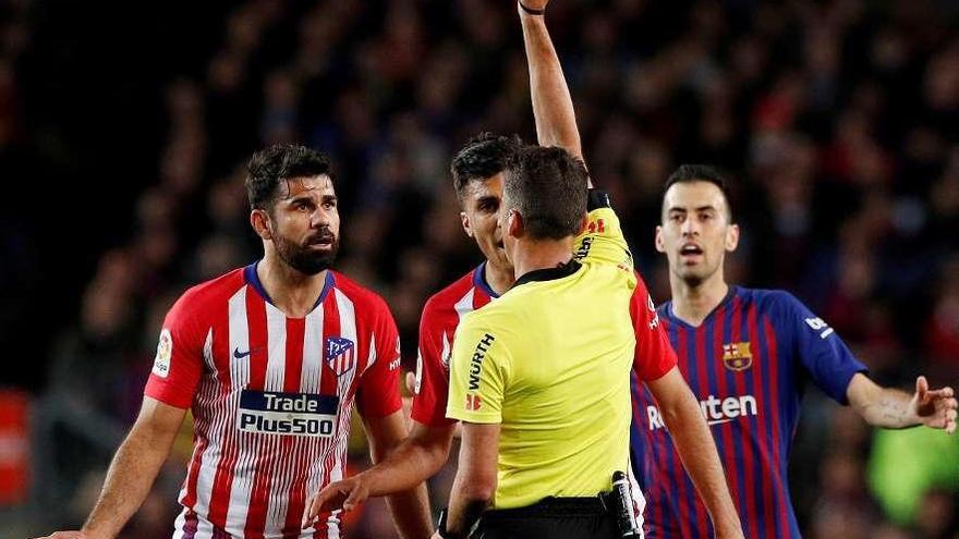 Gil Manzano muestra la tarjeta roja a Diego Costa. // Efe