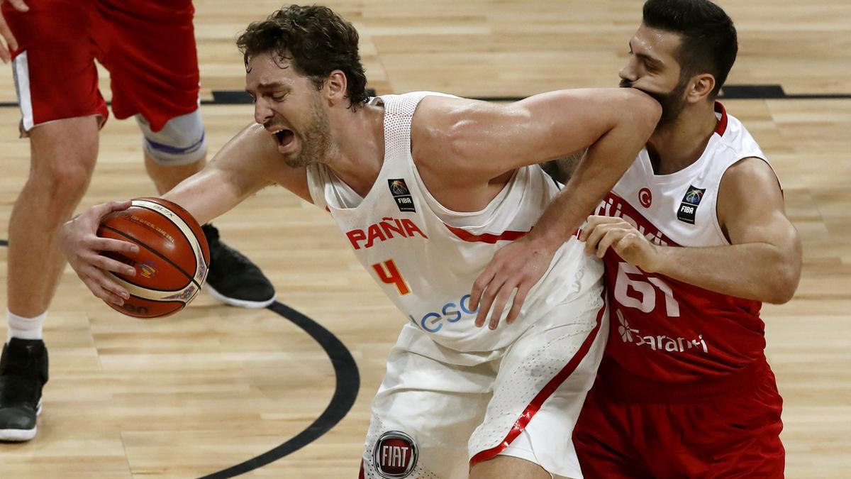 Pau Gasol intenta controlar un balón en el partido de octavos presionado por Koksal.