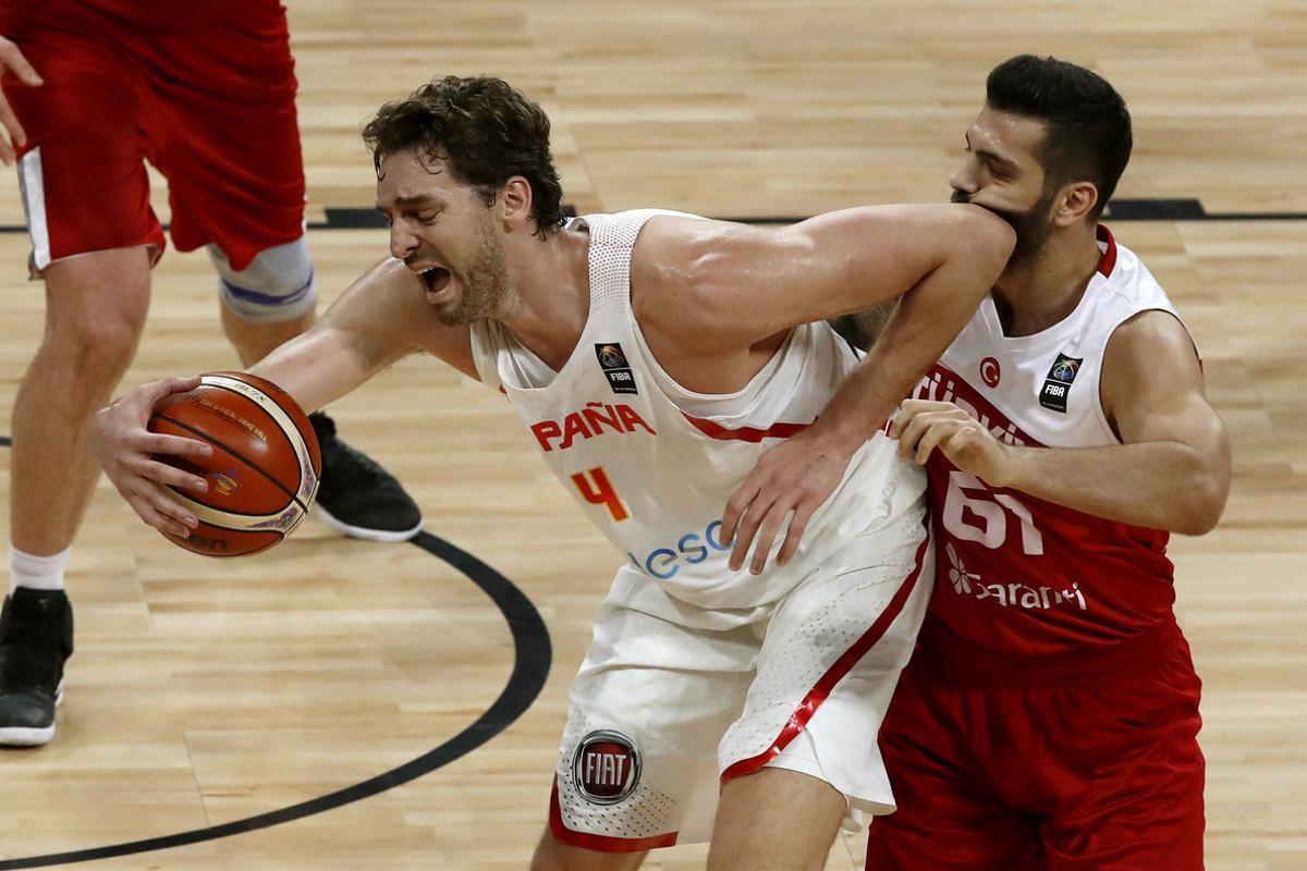 GRA227. ESTAMBUL (TURQUÍA), 10/09/2017.- El pívot de la selección española de baloncesto Pau Gasol (i) controla el balón ante la oposición del jugador turco Goksenin Koksal(d) durante el partido de octavos de final del Eurobasket 2017 disputado esta tarde en la ciudad turca de Estambul. EFE/Juan Carlos Hidalgo