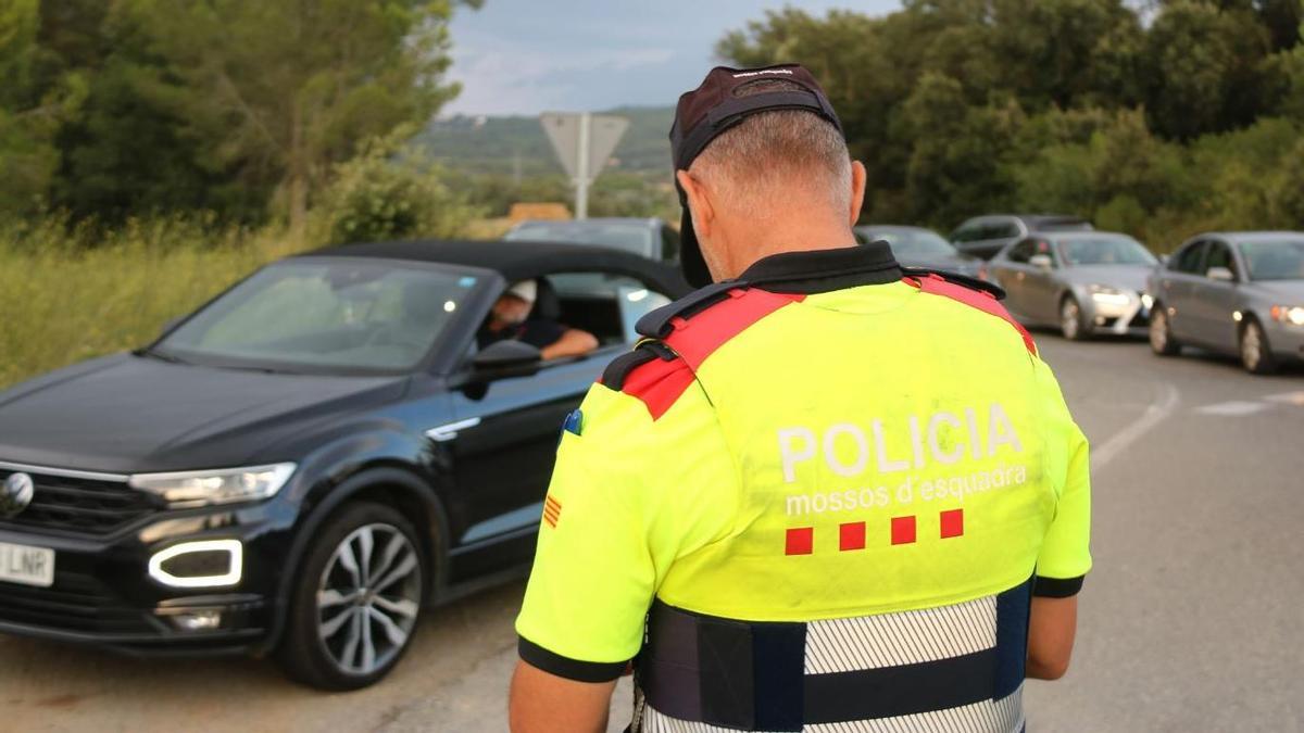 Un mosso tramita una sanció en un control a Palafrugell.