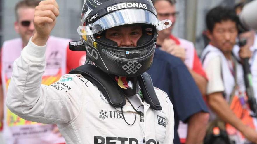 Rosberg levanta el dedo en señal de triunfo por su &#039;pole&#039; de ayer en Hockenheum.