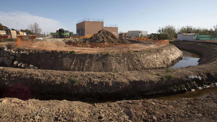 Obras para ejecutar uno de los tanques de tormentas en la marjal de Catarroja, junto a la autovía V-31.  |