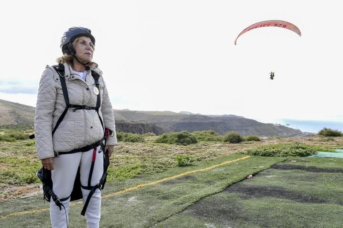 10-05-19 LAS PALMAS DE GRAN CANARIA. ZONA DE SALTOS PARAPENTE DE LOS GILES. LAS PALMAS DE GRAN CANARIA. Nardy Barrios en parapente.  Nardy Barrios se tira en parapente desde Los Giles junto a una persona que ganó un concurso. Fotos: Juan Castro  | 10/05/2019 | Fotógrafo: Juan Carlos Castro