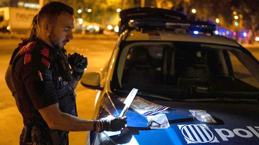 Un mosso d’esquadra sosté una navalla requisada en un control d’armes blanques.