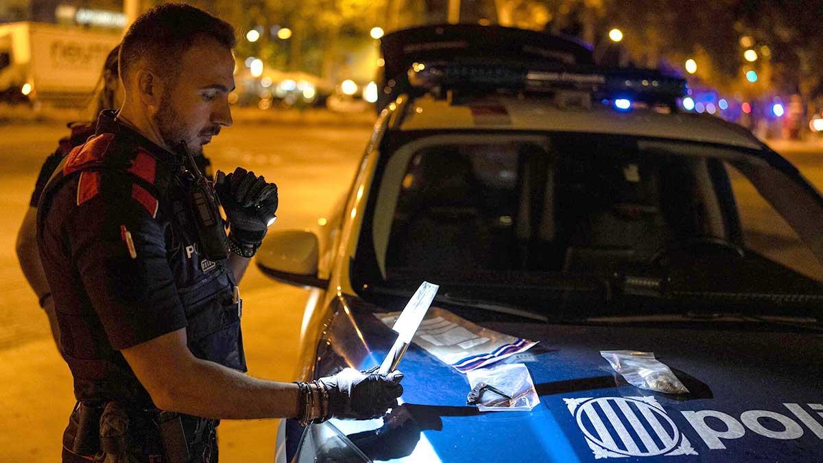 Un mosso d'esquadra sostiene una navaja requisada en un control de armas blancas.