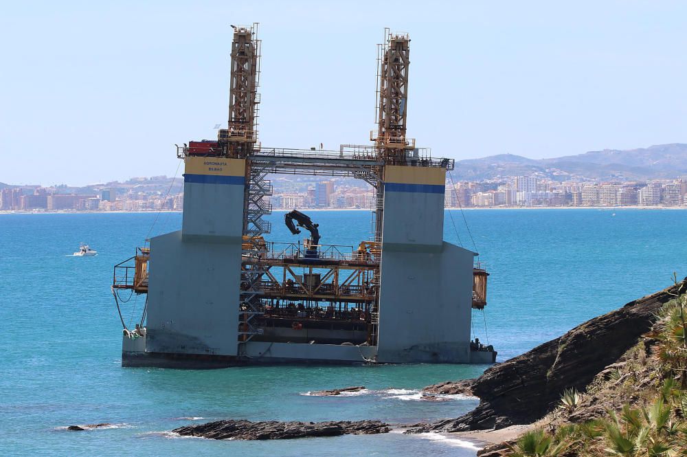 La compañía Ferrovial ya ha presentado el plan de rescate del dique flotante encallado en Benalmádena