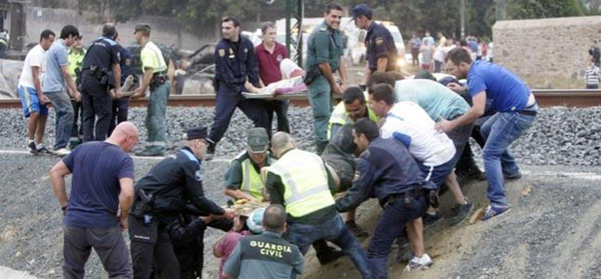 Más de 60 muertos y un centenar de heridos al descarrilar un tren en Santiago