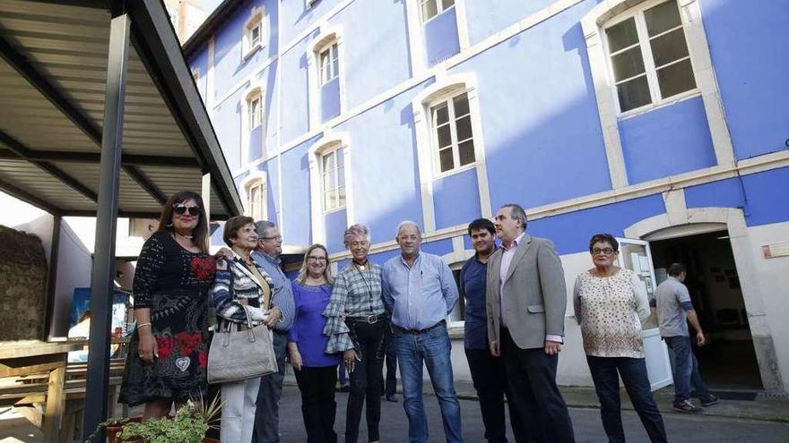 Miembros de la directiva de la Asociación Astur-Galaica y concejales del PP, ayer, ante el albergue.