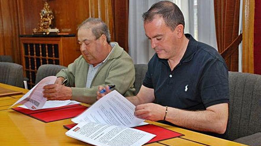 El alcalde y el presidente firmando el acuerdo. O. Z.