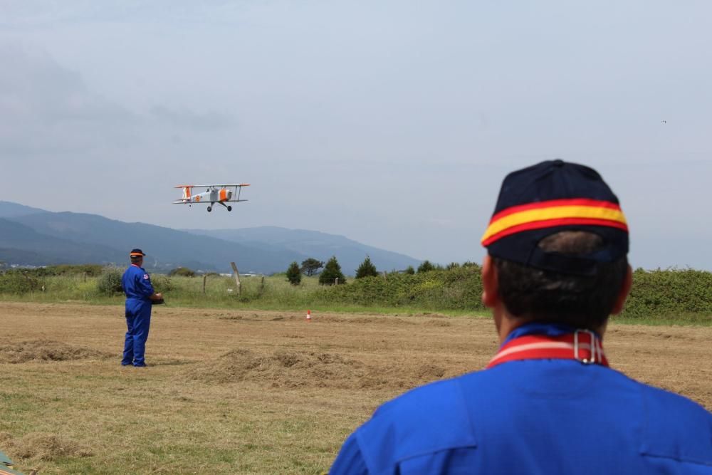 Exhibición de la patrulla de aeromodelismo del Ejército del Aire en Arnao