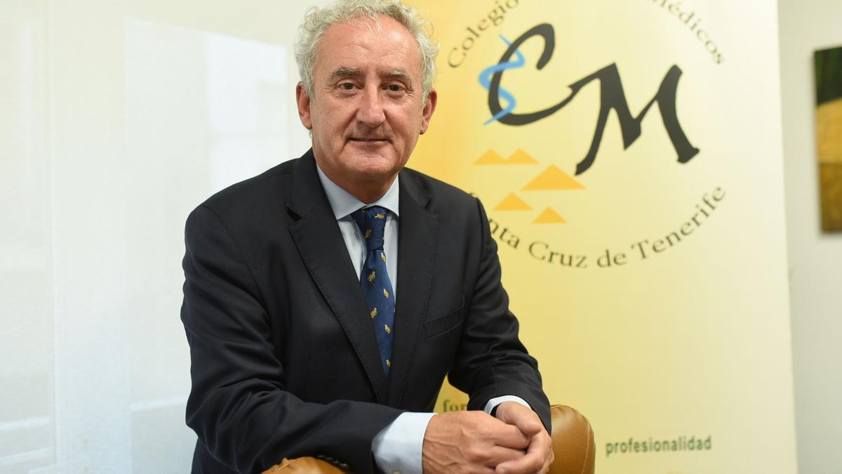Tomás Cobo, presidente del Consejo General de Médicos, en el Colegio de Médicos de Santa Cruz de Tenerife.