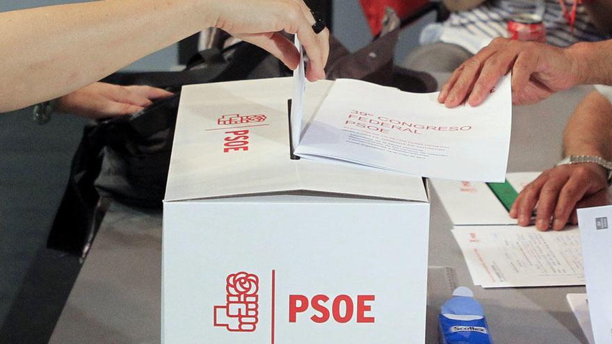 La imagen muestra una urna del PSOE durante la celebración de primarias en un agrupación.