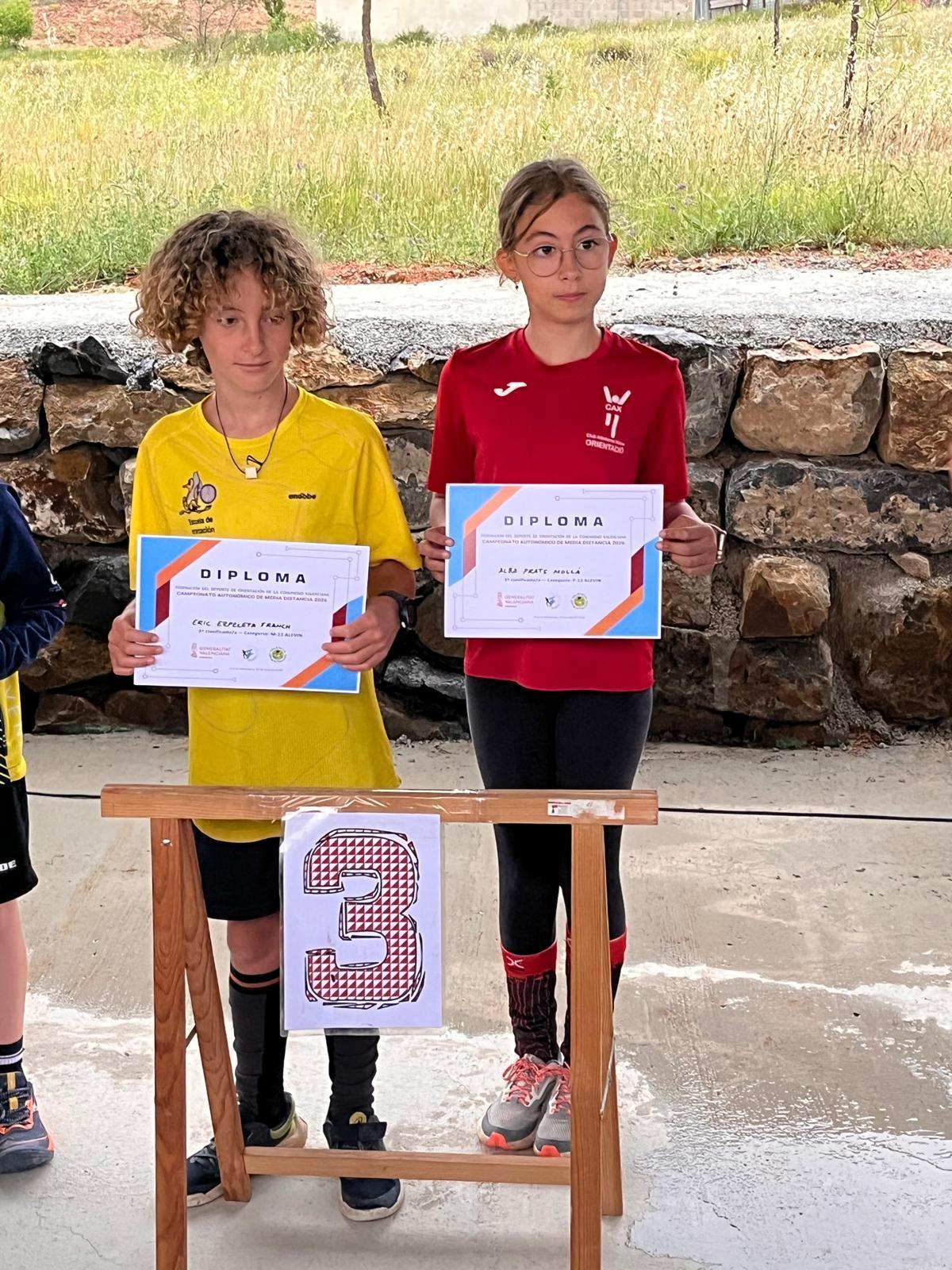 Alba Prats (dcha.), del CAX Orientació, con el diploma conseguido en el Campionat Autonòmic.