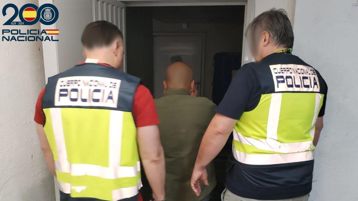 Los agentes de la Policía Nacional con el detenido.