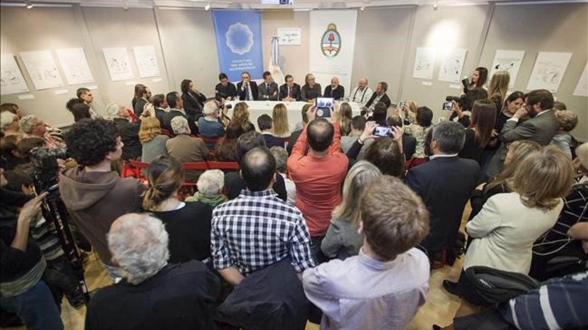 Homenaje a Roberto Fontanarrosa con Gerardo Pisarello, Jorge Valdano y Joan Manuel Serrat, entre otros, en la mesa, y un auditorio a rebosar.