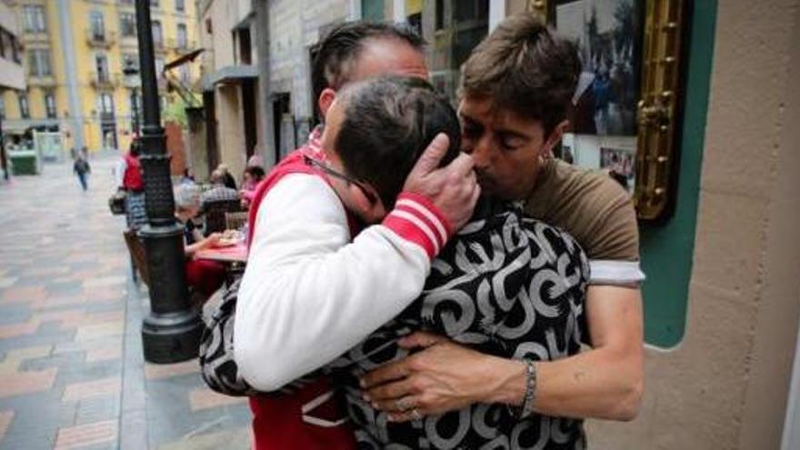 El padre de la niña y sus salvadores se funden en un abrazo.