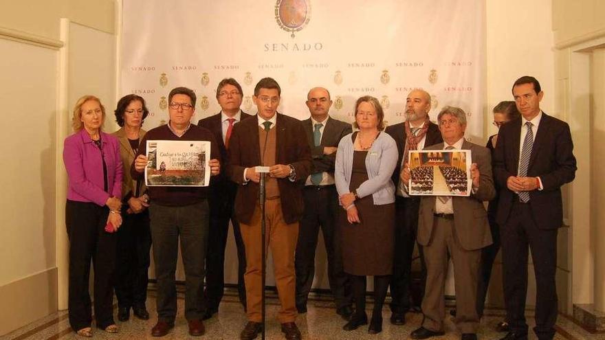 Afectados, senadores y representantes del PSOE.