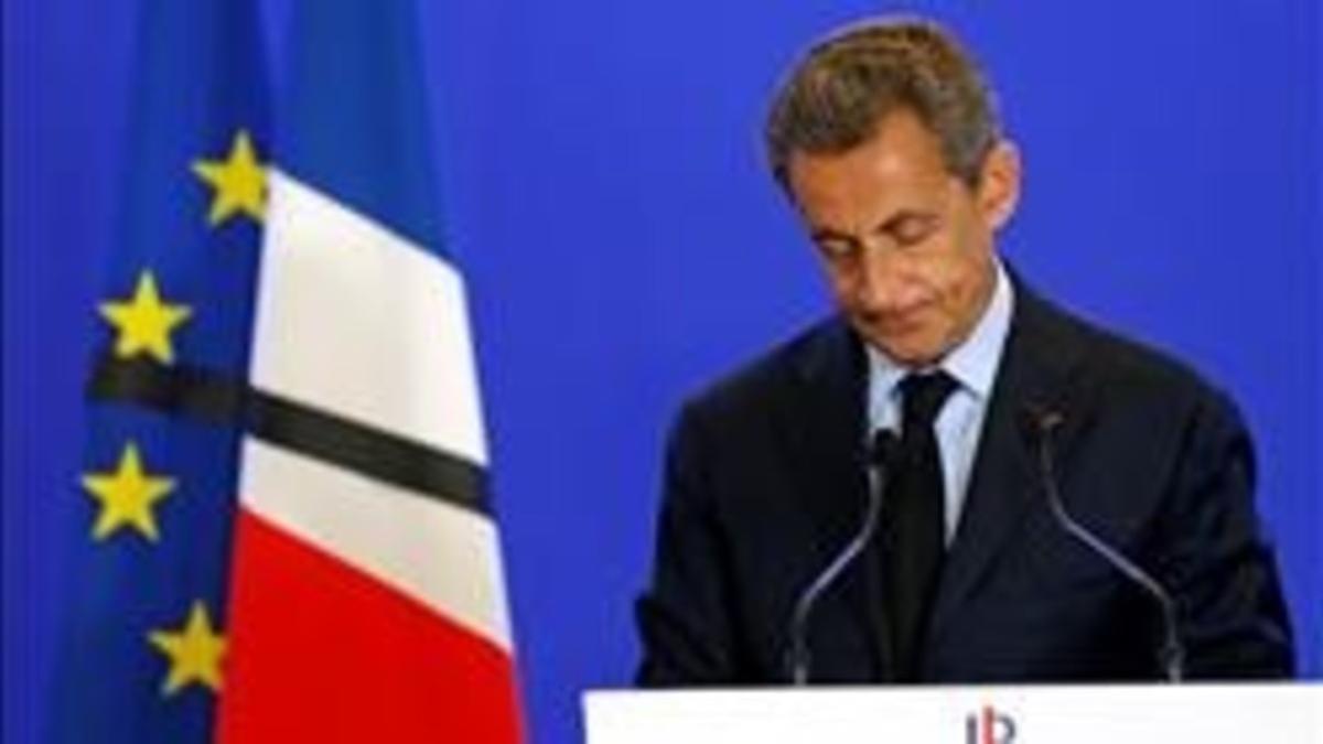 Nicolas Sarkozy pronuncia un discurso tras reciente el asesinato de un sacerdote en Francia.