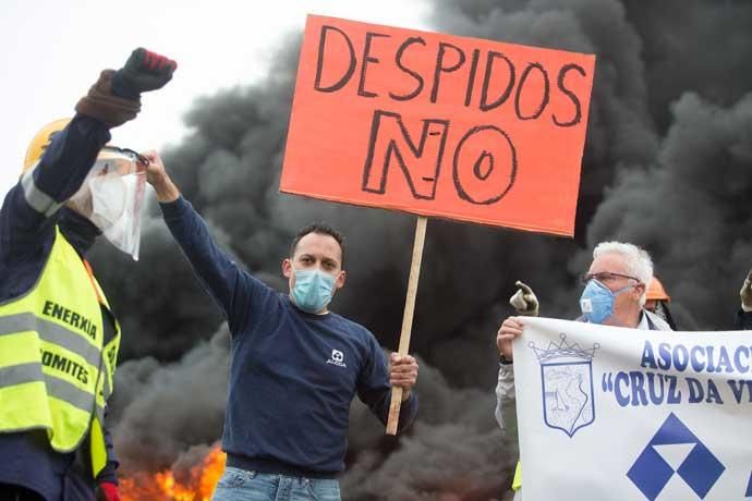 Empleados de Alcoa cortan la A8 en Ribadeo